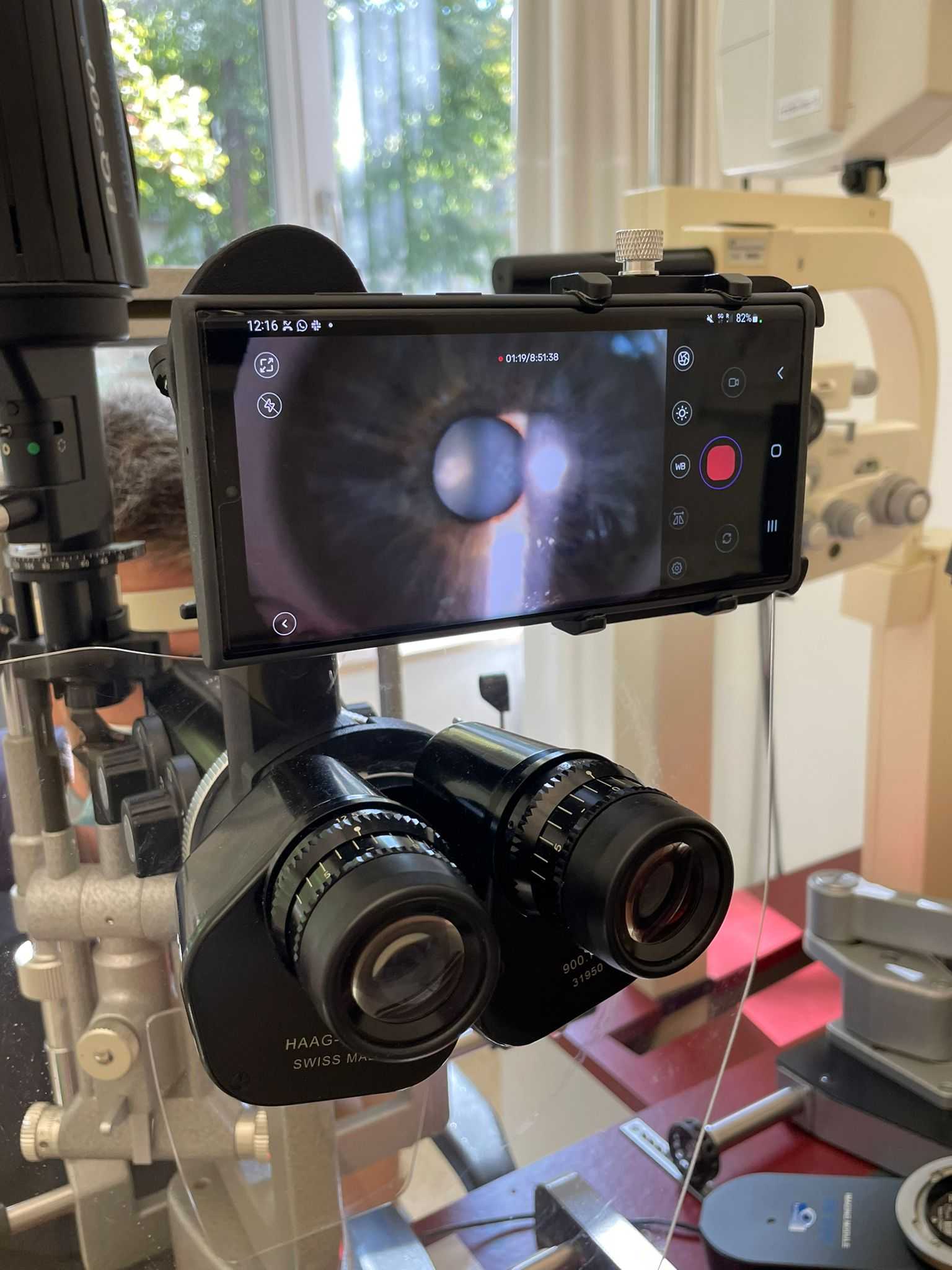 3 Best Smartphones to Record Microscope Procedures