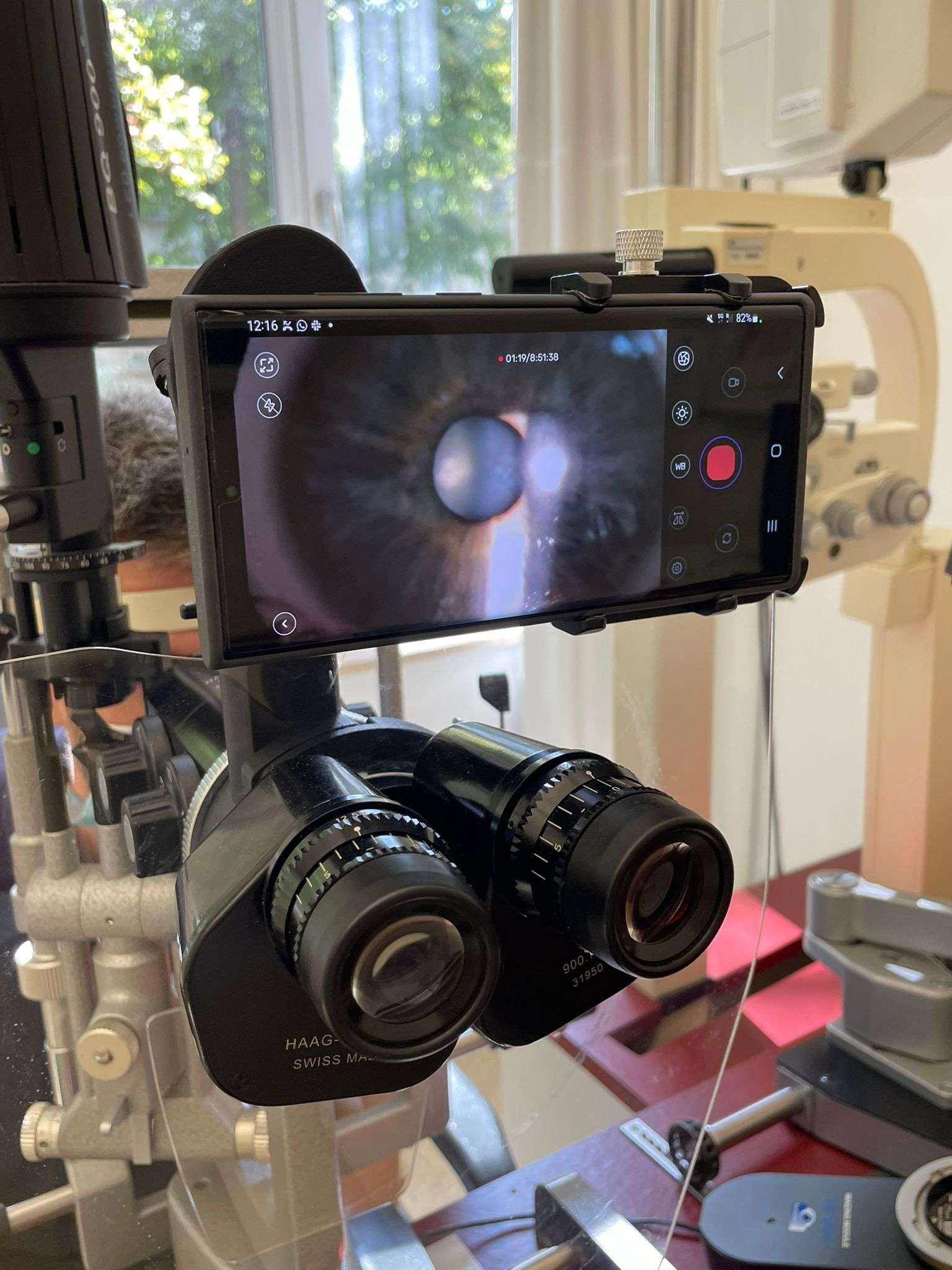 3 Best Smartphones to Record Microscope Procedures