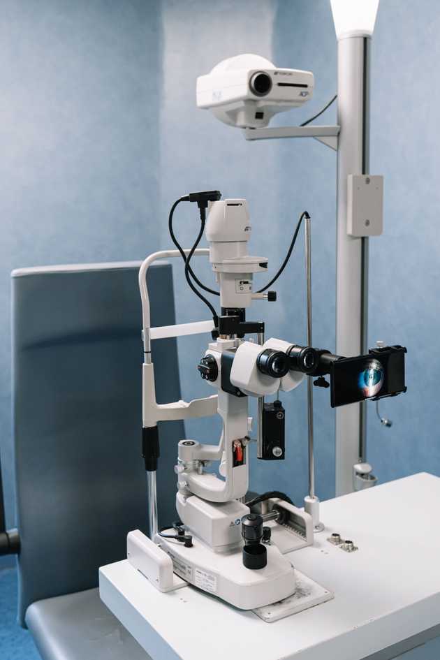 Best recording system, MicroREC, attached to a topcon slit lamp