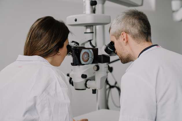 Two Students training capsulorhexis on MicroREC and MicroART, AR and AI application to train capsulorhexis