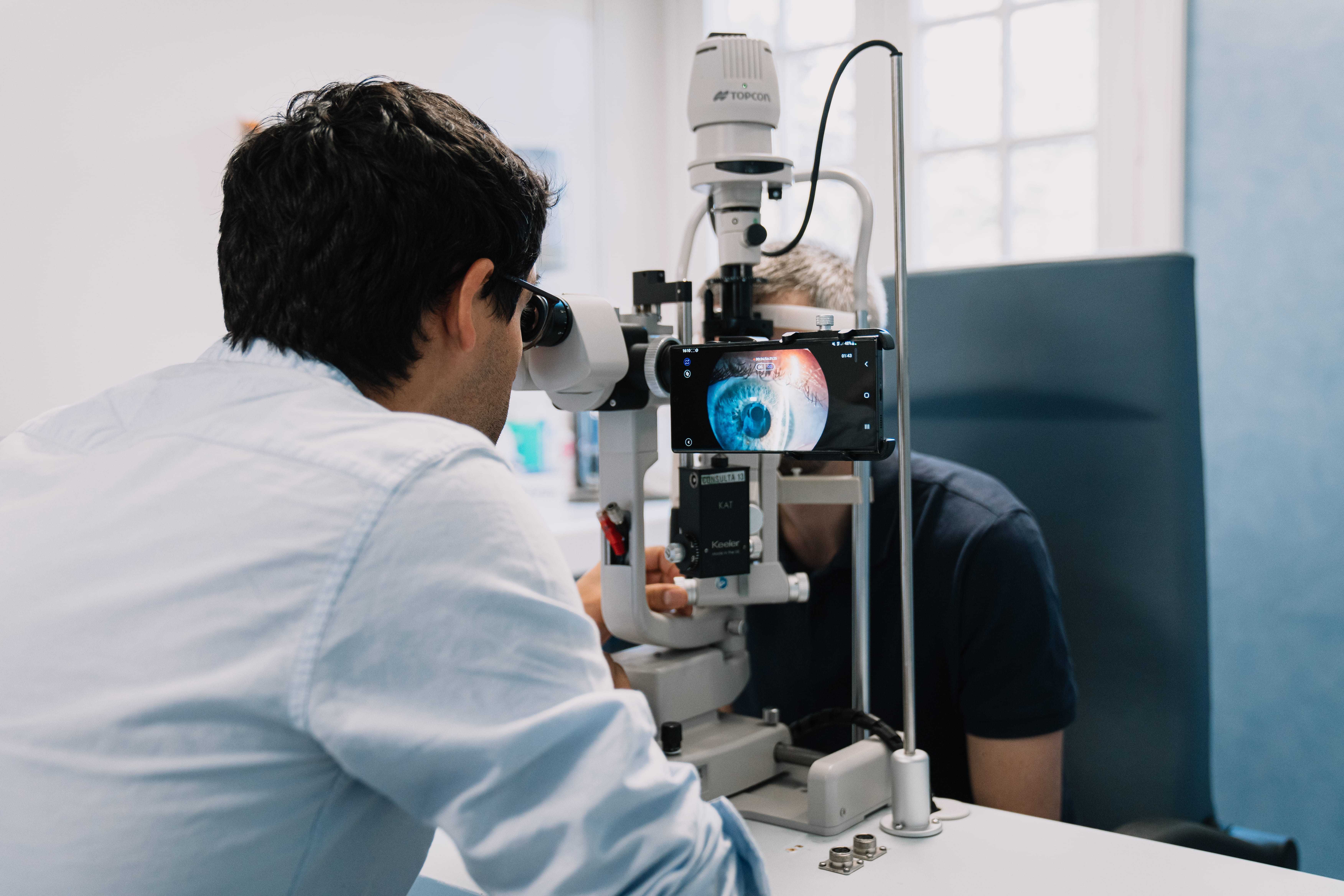 Corneal Endothelial Cell Imaging: Assessing Smartphone Camera Precision